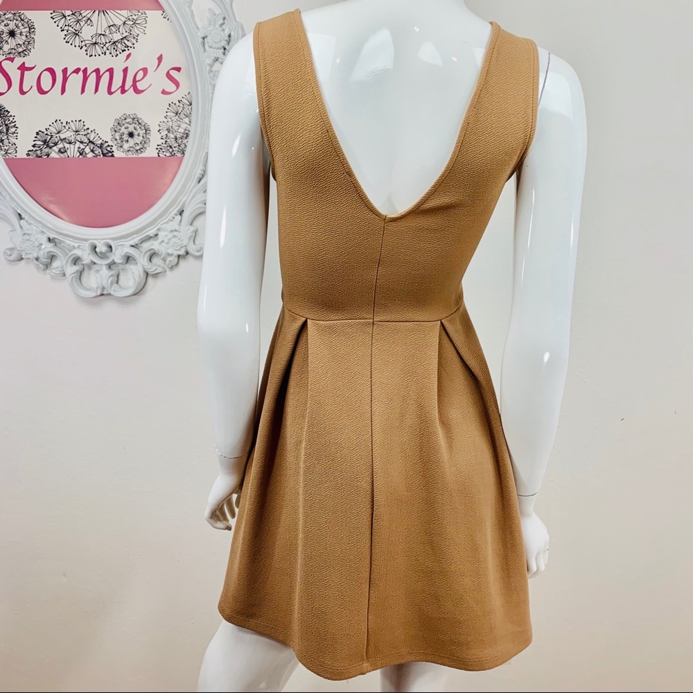 Millibon / Tan Sleeveless Textured Bow Front - Picture 5 of 7